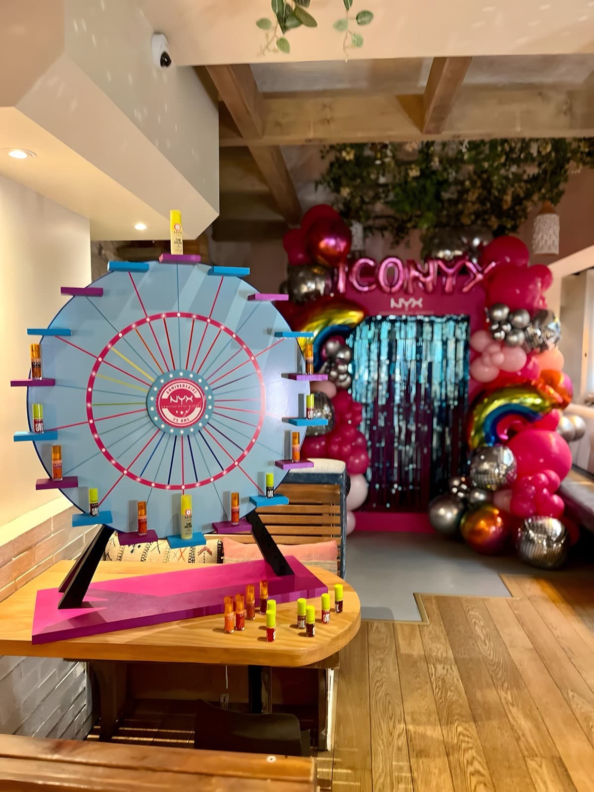 Activation de marque NYX avec grande roue et mur de ballons colorés
