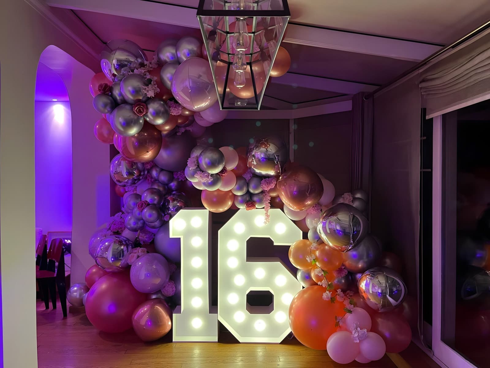 Chiffres lumineux 18 avec néon et ambiance bar pour anniversaire