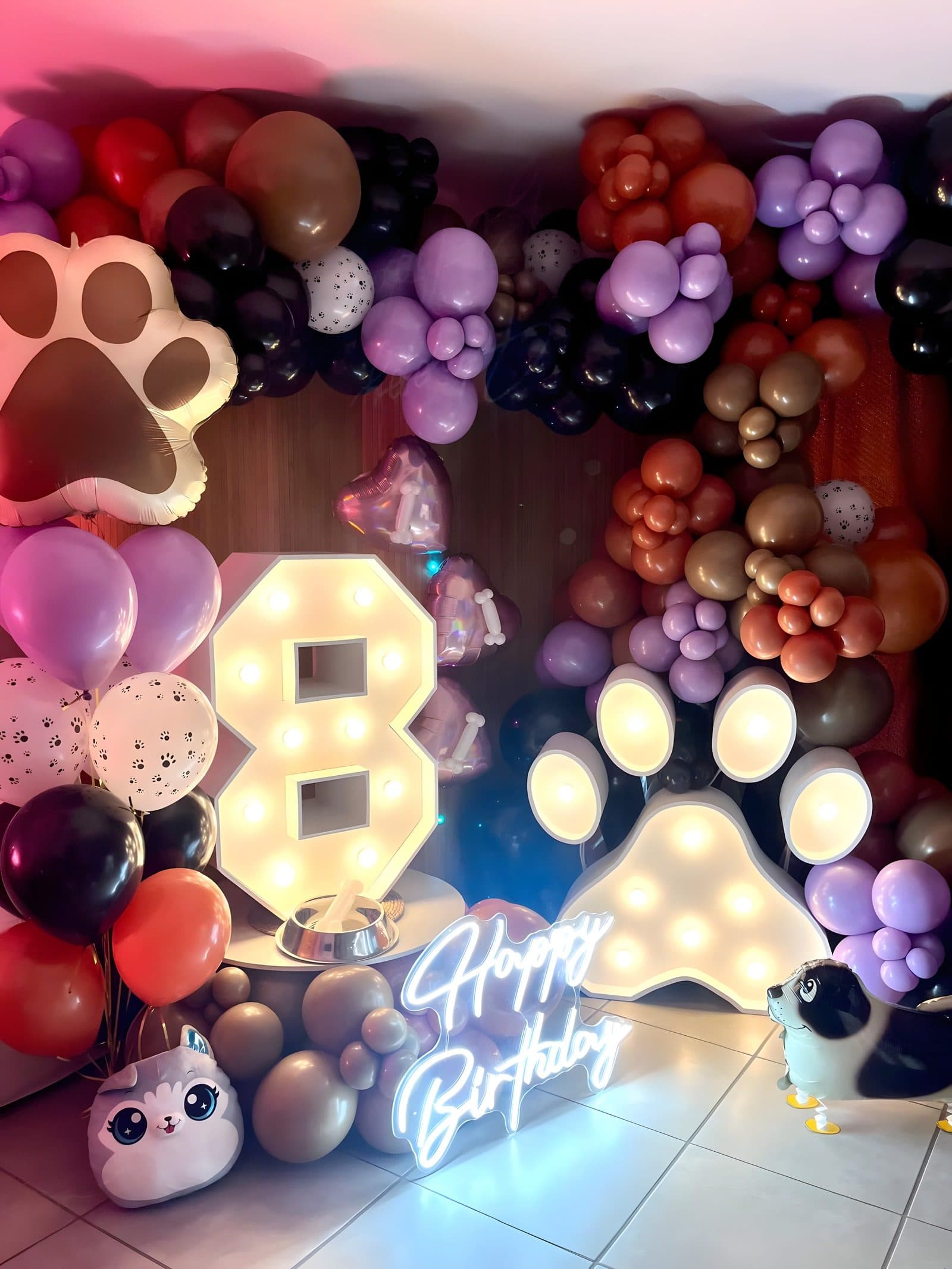 Décoration anniversaire enfant thème Pat’Patrouille avec chiffre lumineux et arches de ballons