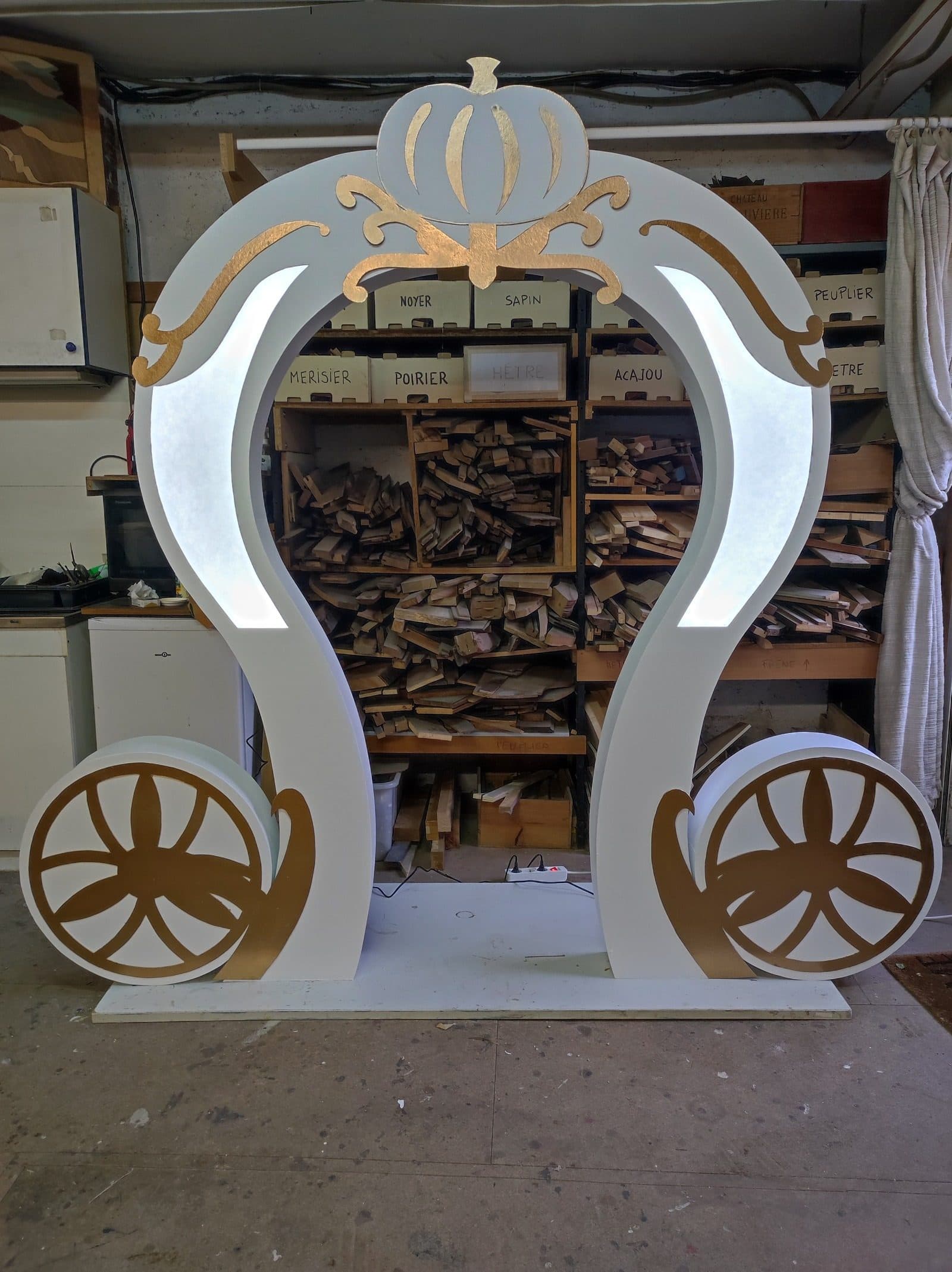 Carrosse lumineux sur mesure avec couronne et détails dorés