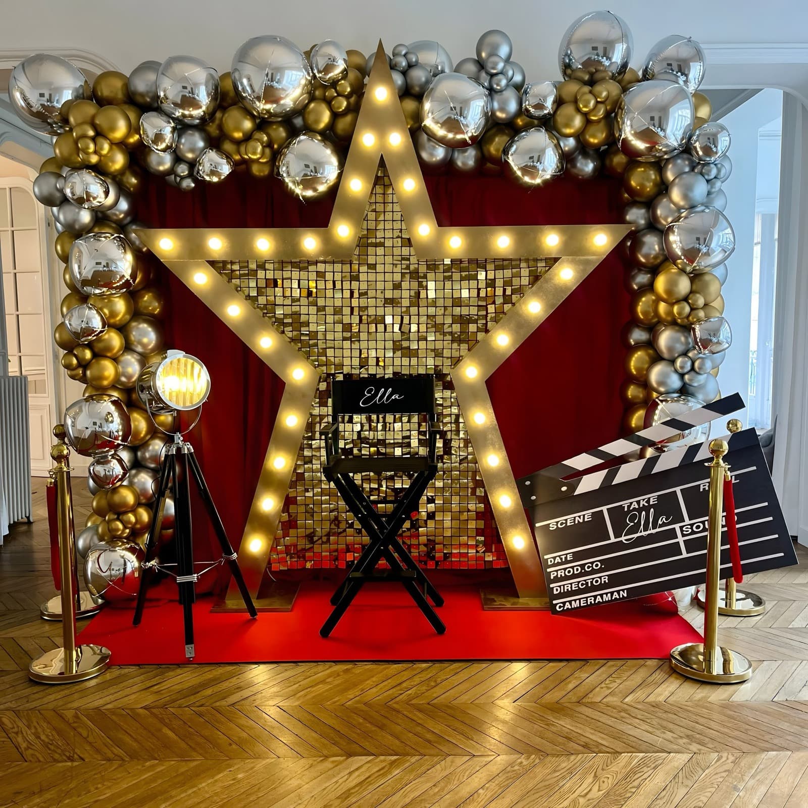 Décoration thème Hollywood cinéma avec étoile géante lumineuse et tapis rouge aux Salons Hoche