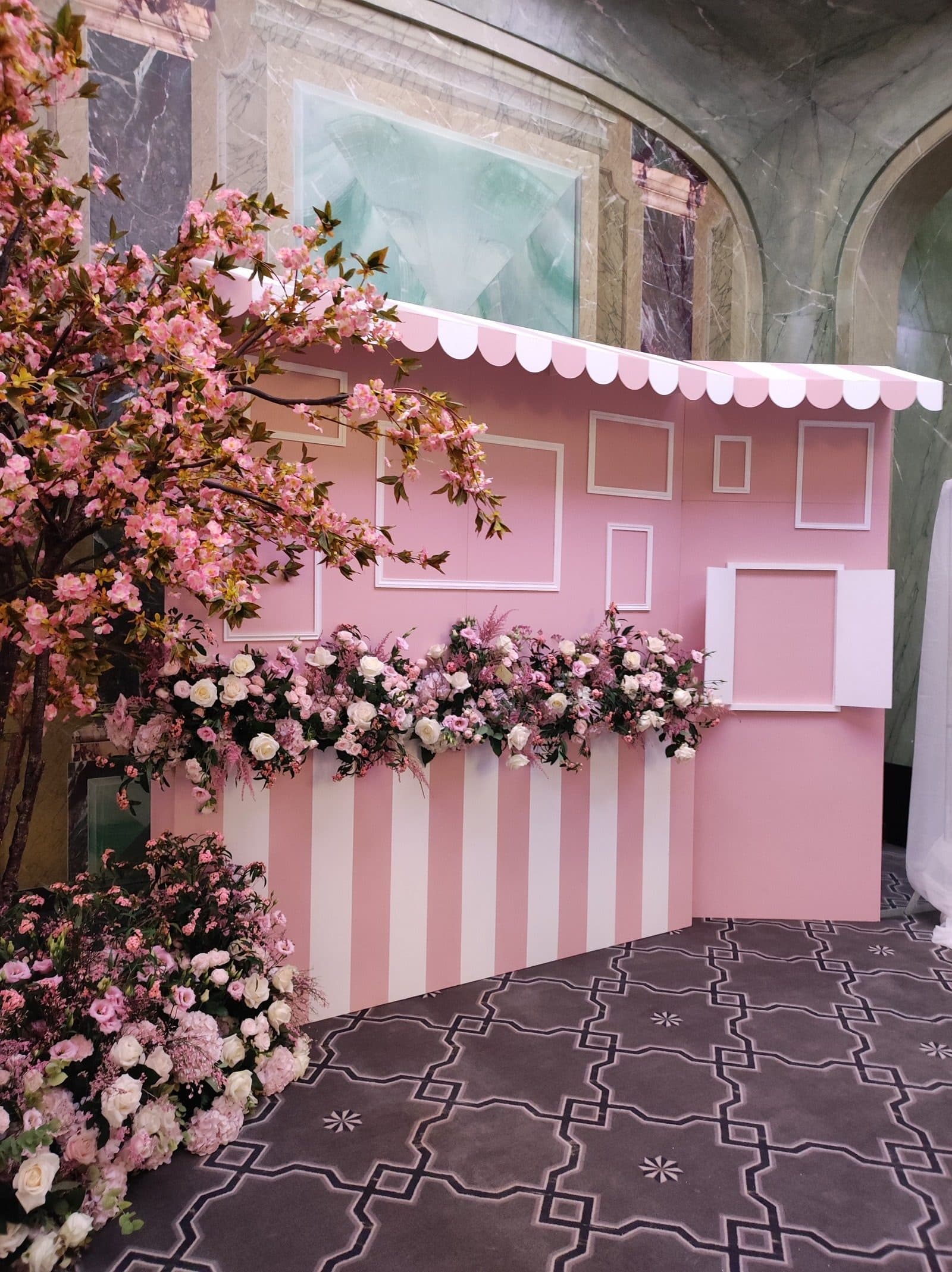 Arche de mariage avec pampa et rideaux sur stands dorés