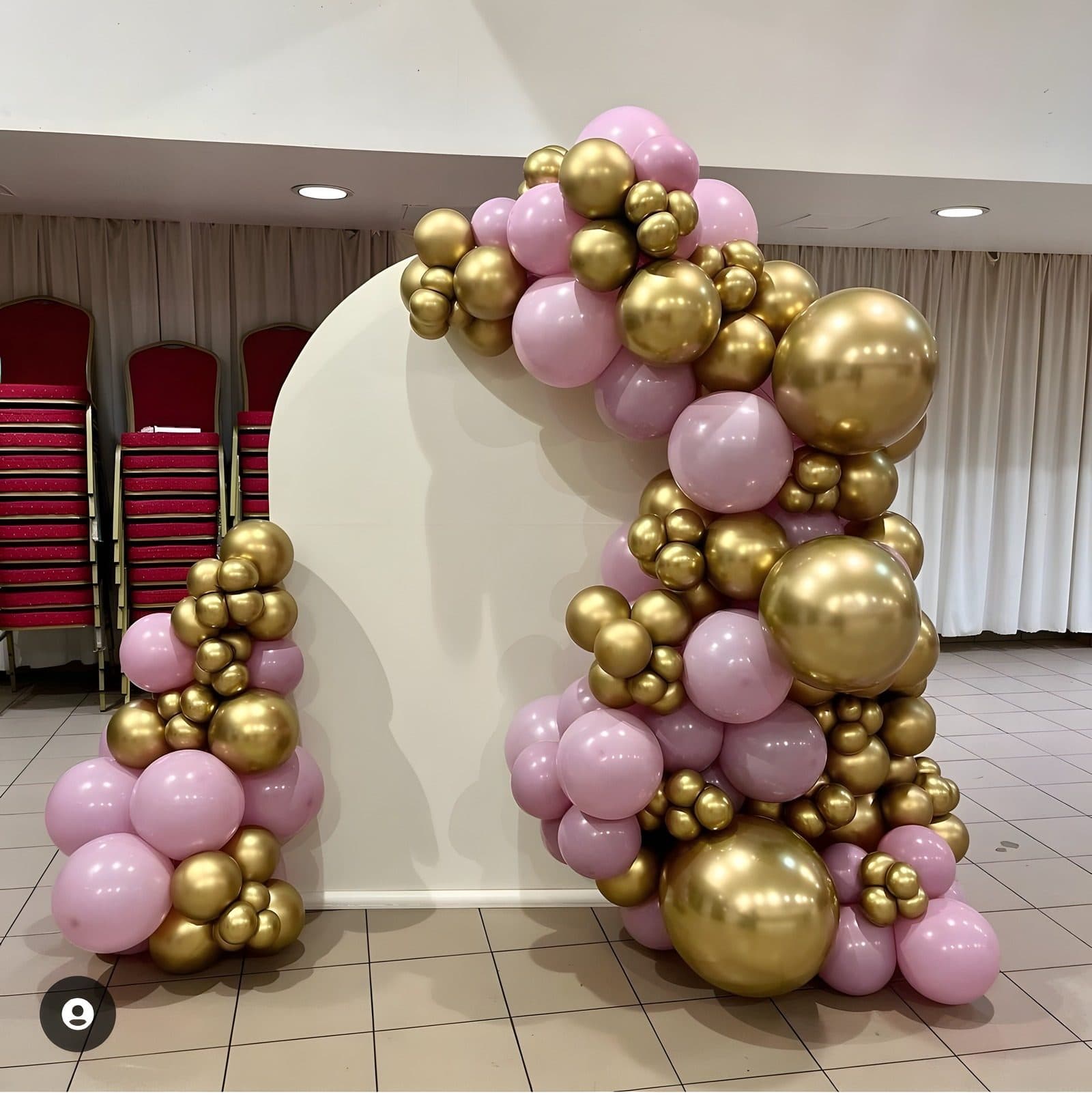 Backdrop Bar Mitzvah style pampa avec arches bleues au Salon Ritz Plaza