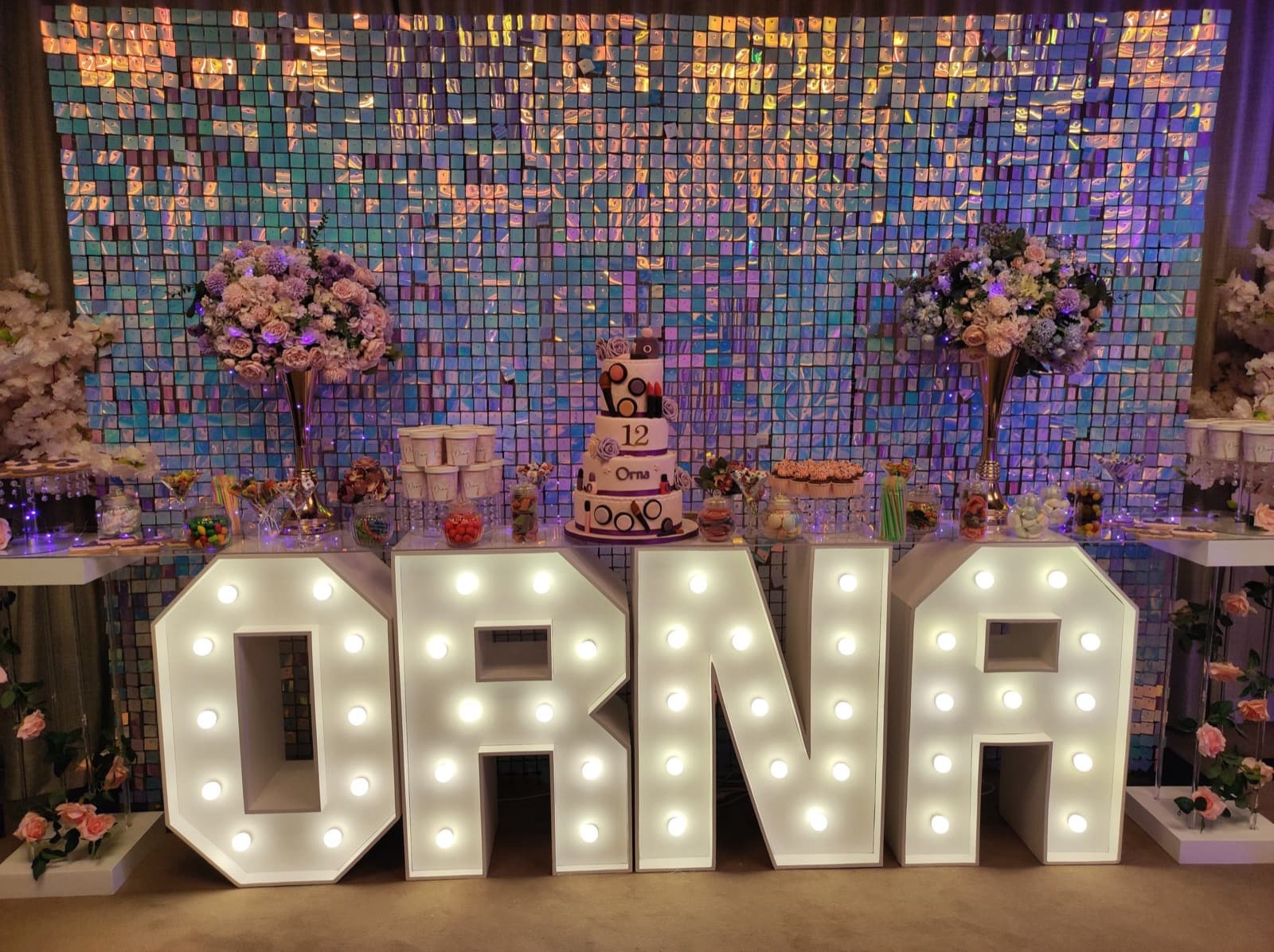 Candy bar ORNA avec lettres lumineuses et mur sequin iridescent