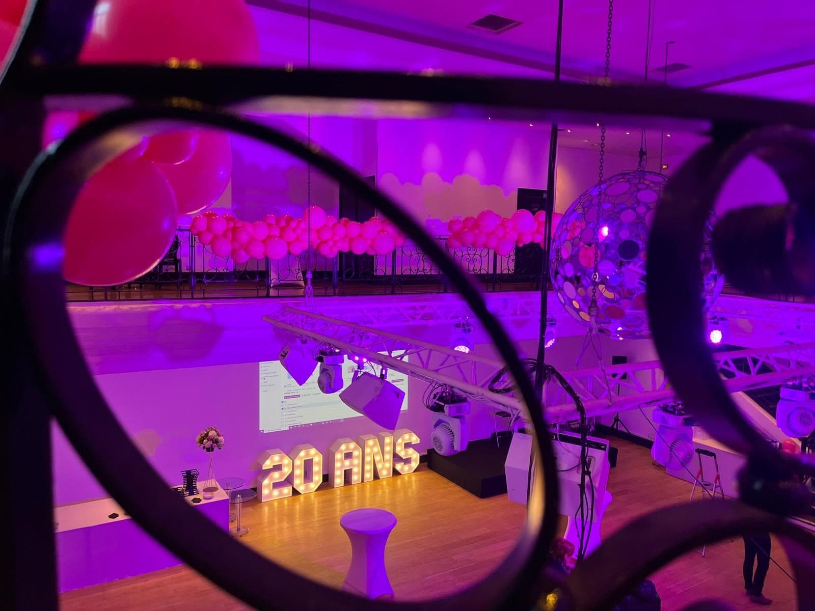 Lettres lumineuses XMAS avec arche de ballons rouge et or pour soirée d’entreprise