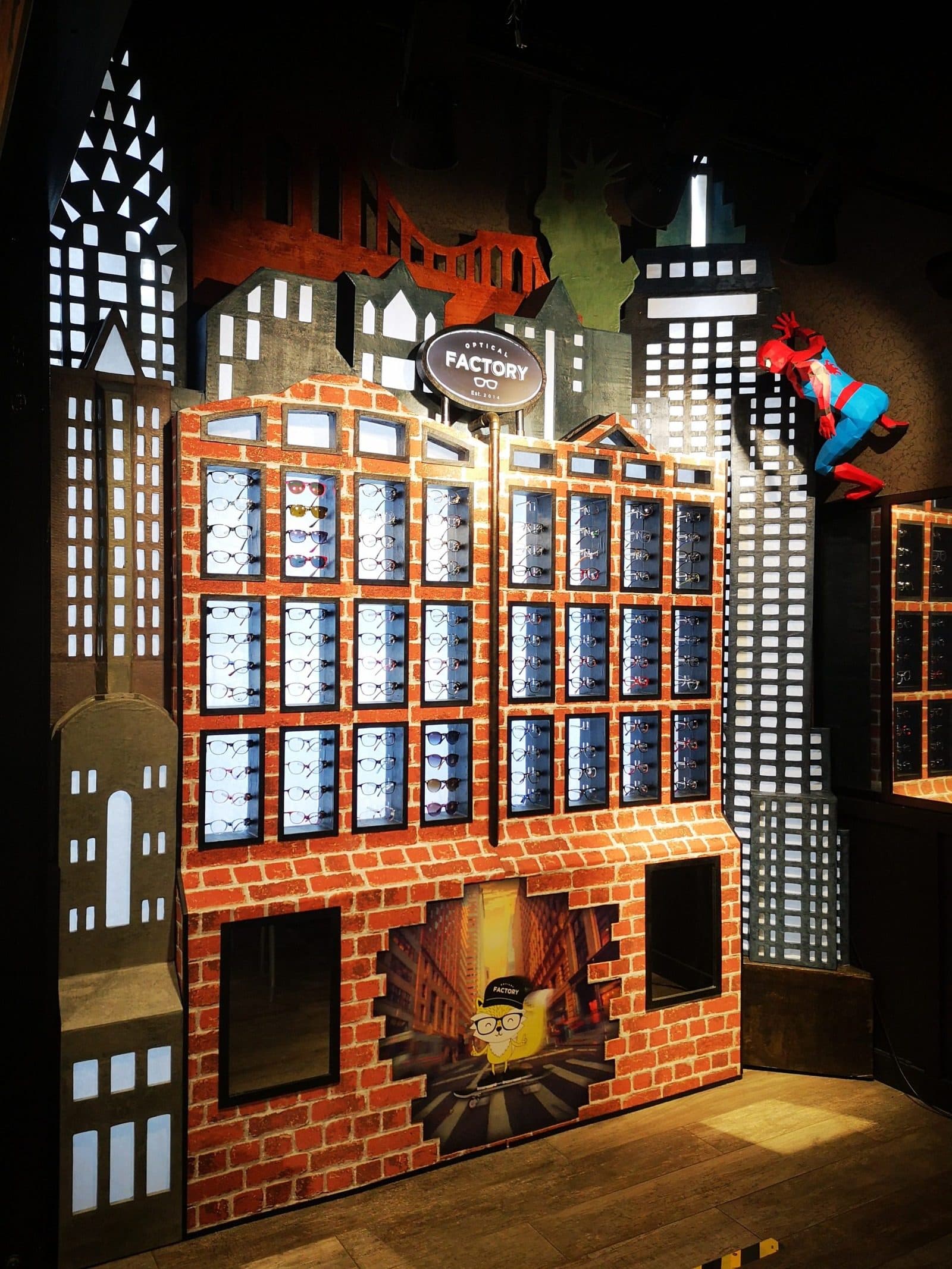 Décoration de vitrine commerciale avec éléments festifs