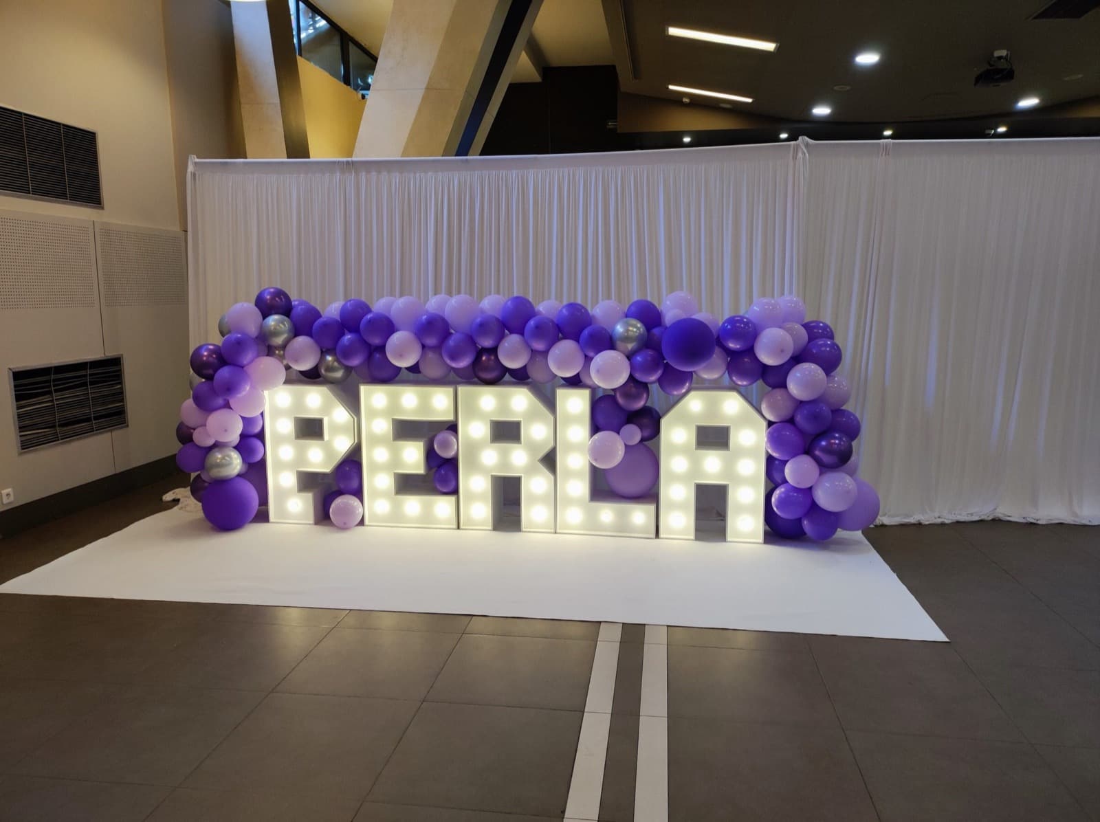 Lettres lumineuses HELEN avec arche de ballons rose et dorée au Ritz Paris