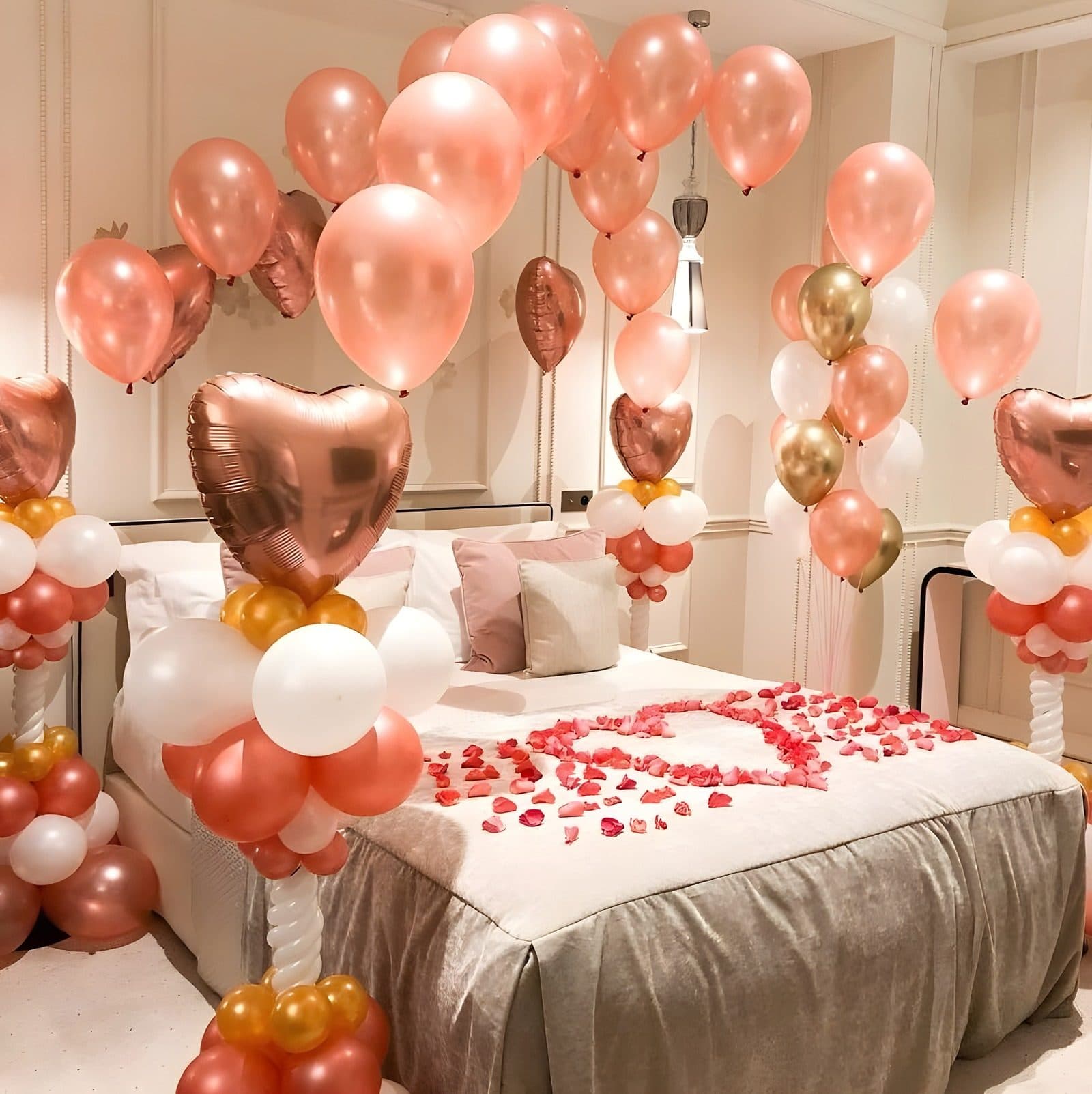 Décoration romantique chambre Hôtel Le Narcisse Blanc avec pétales de rose et ballon cœur