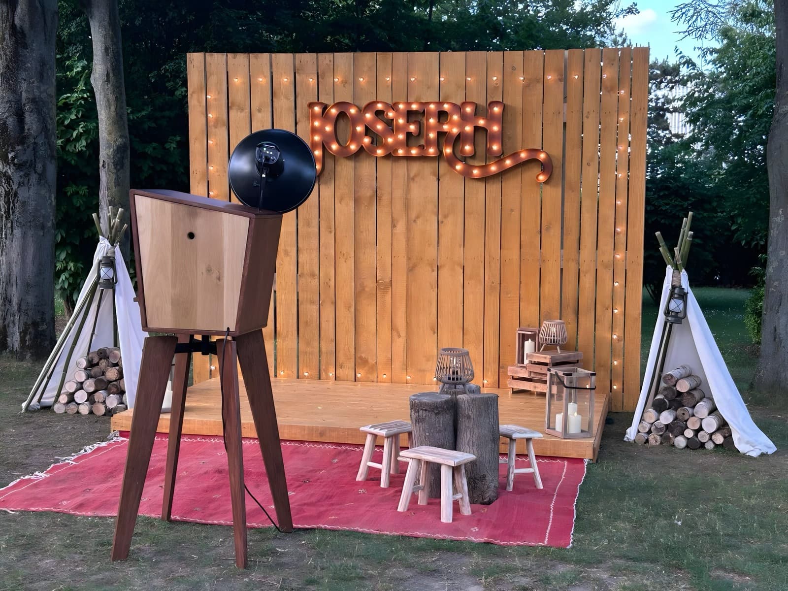 Mobilier événementiel modulable et néons personnalisés