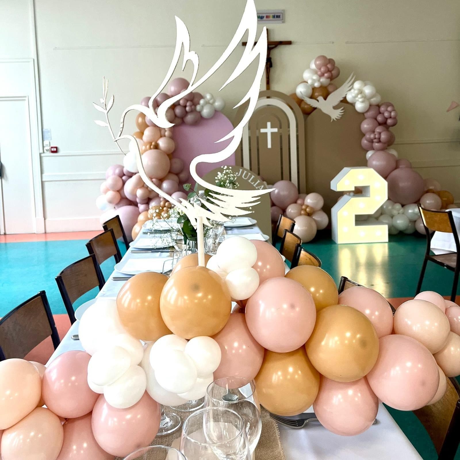 Lettres lumineuses BABY avec arche de ballons dorés pour baby shower au Mama Shelter