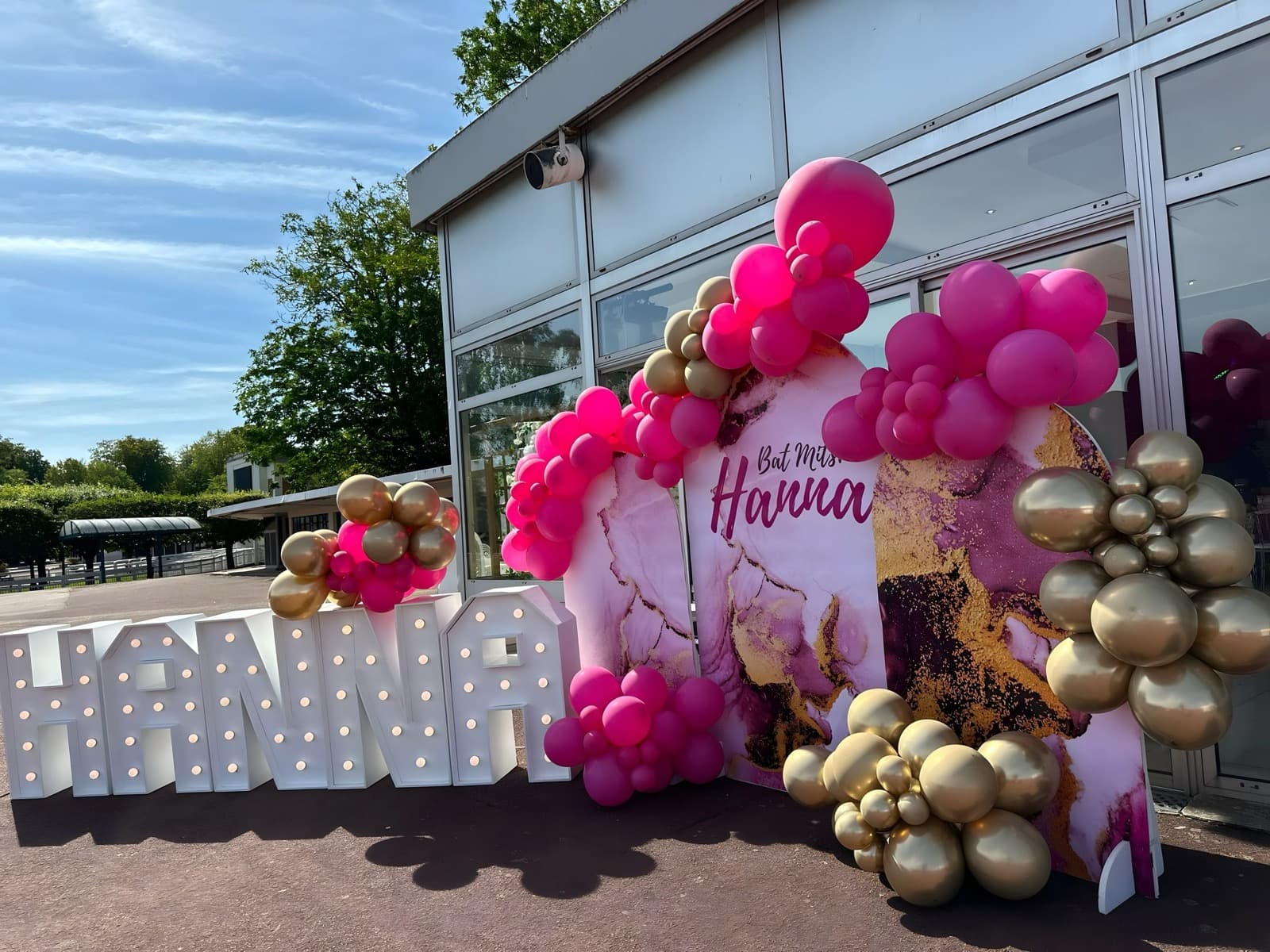 Lettres lumineuses GIRL BOY sur yacht devant la Tour Eiffel de nuit pour baby shower gender reveal