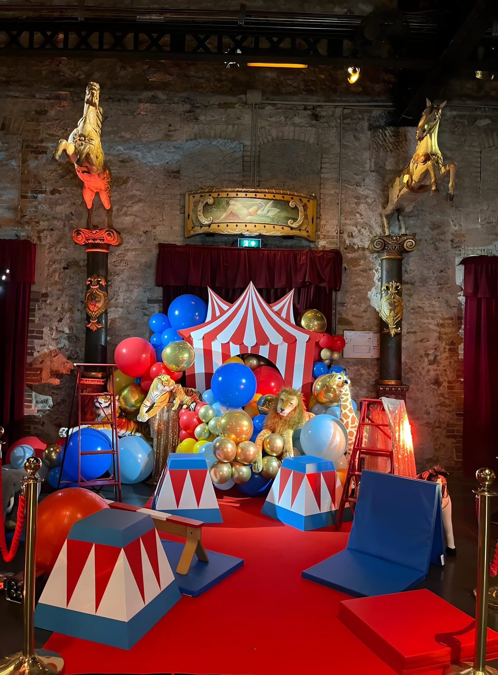 Scénographie cirque immersive avec arche lumineuse au Musée des Arts Forains