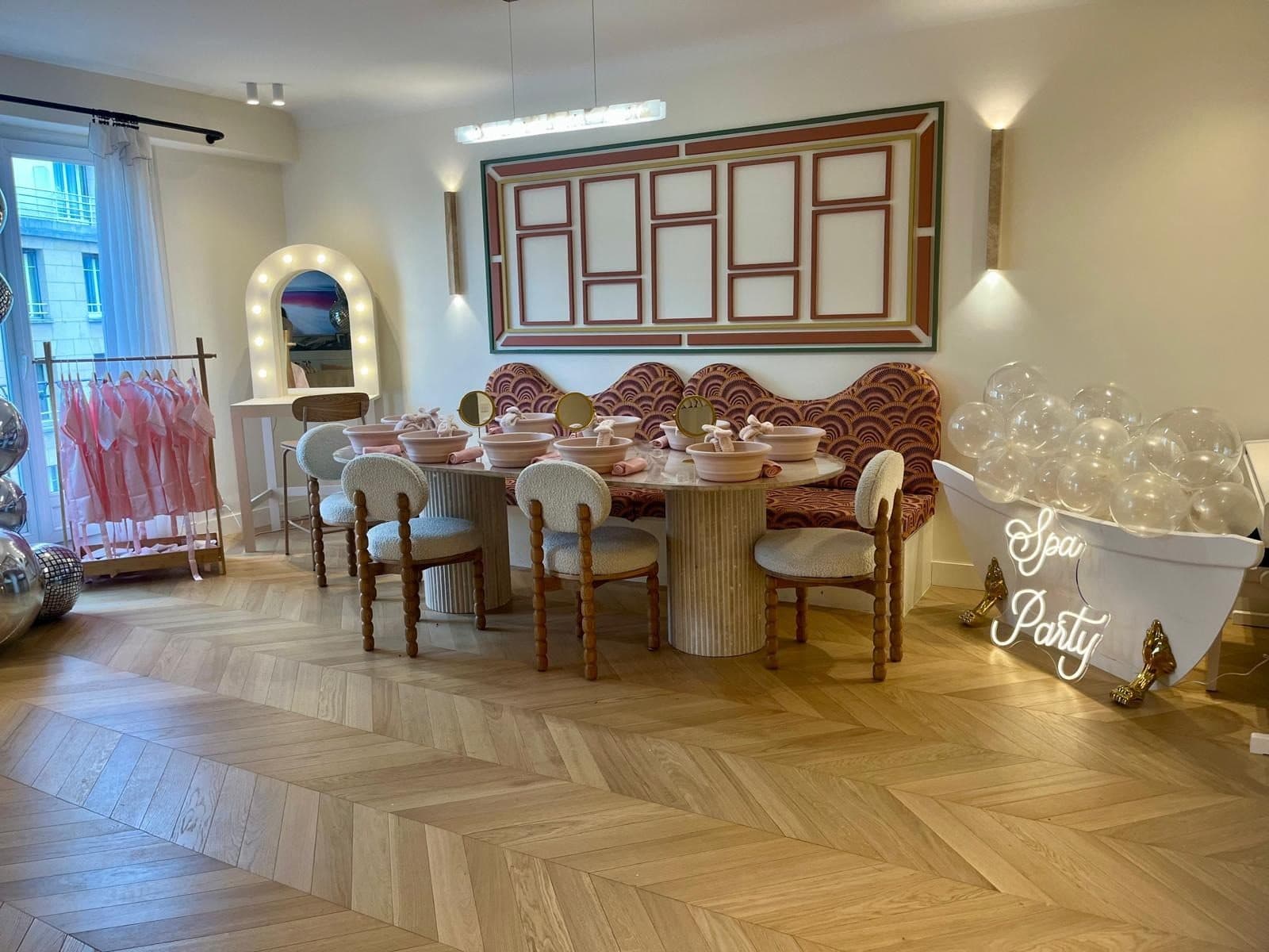 Décoration spa et bien-être avec coiffeuse et baignoire pour anniversaire