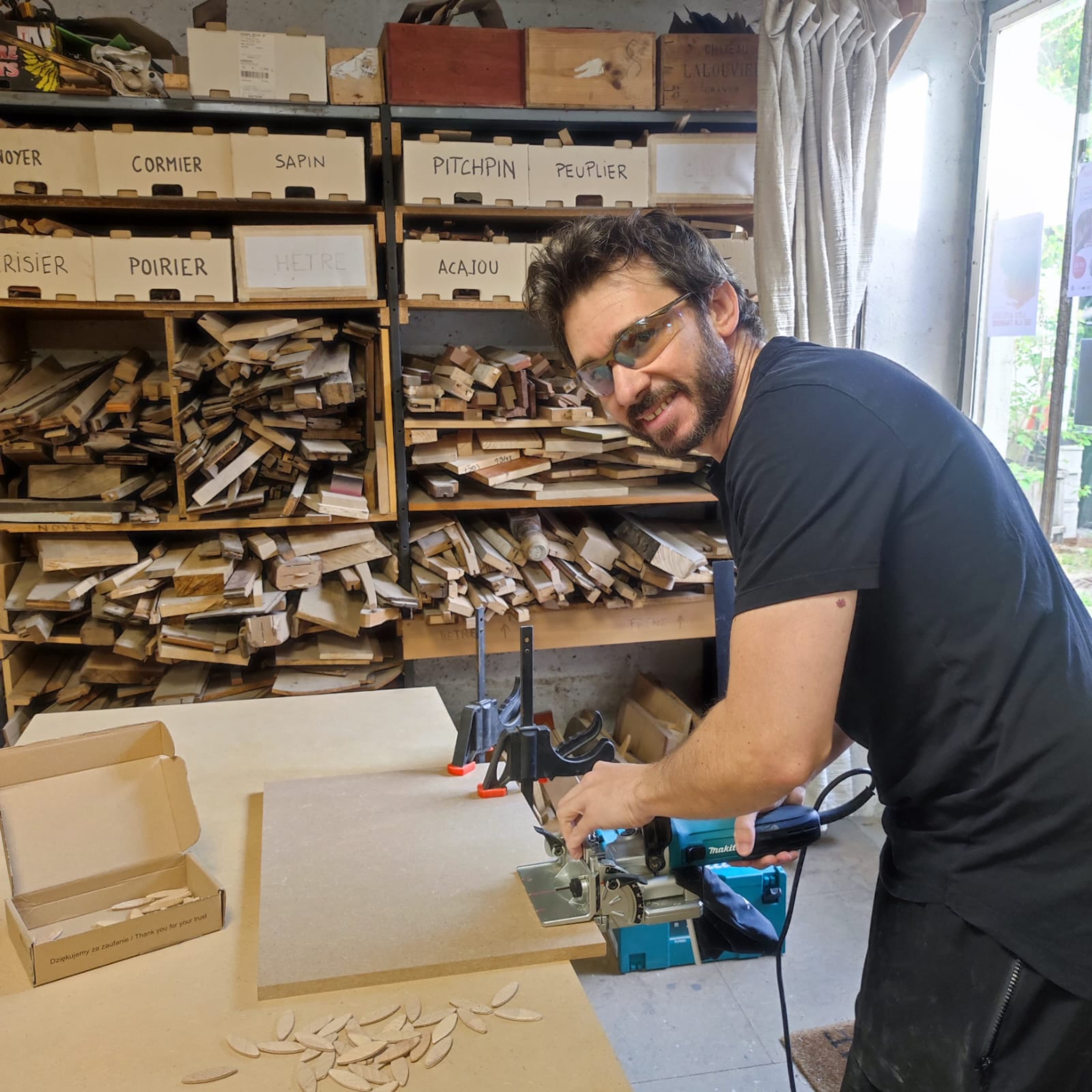 Le fondateur de Suite Création dans l’atelier de fabrication