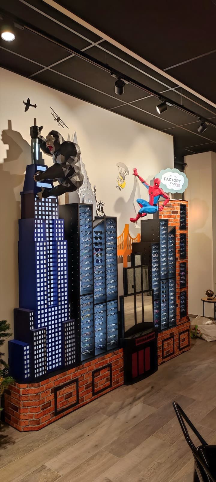 Vitrine Optical Factory thème New York avec King Kong et Spiderman 3D rétro-éclairés