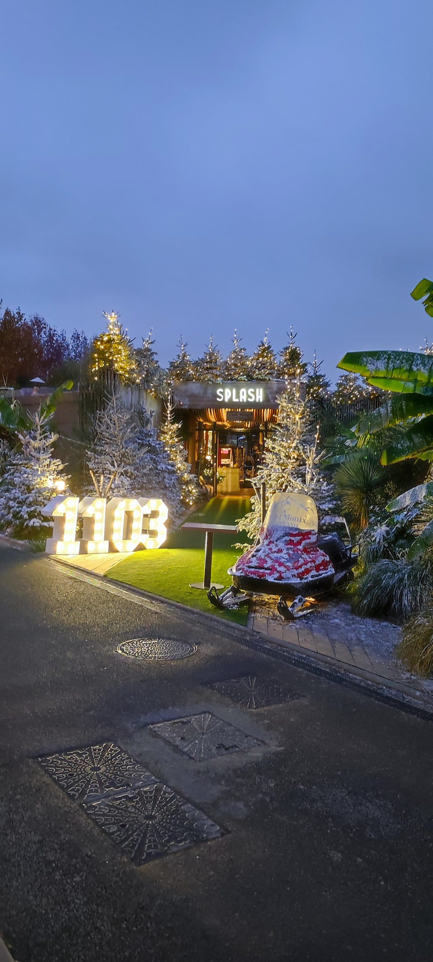 Vitrine de Noël décorée avec guirlandes et éléments artisanaux