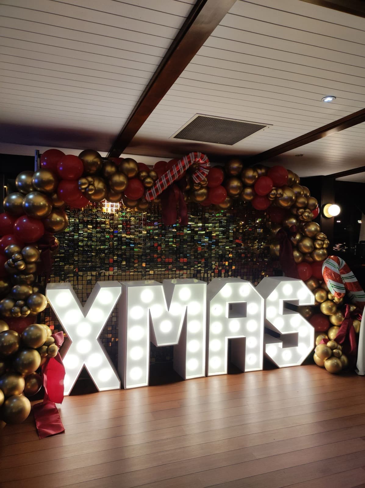 Décoration de Noël avec sapins lumineux et cadeaux dans un hall moderne